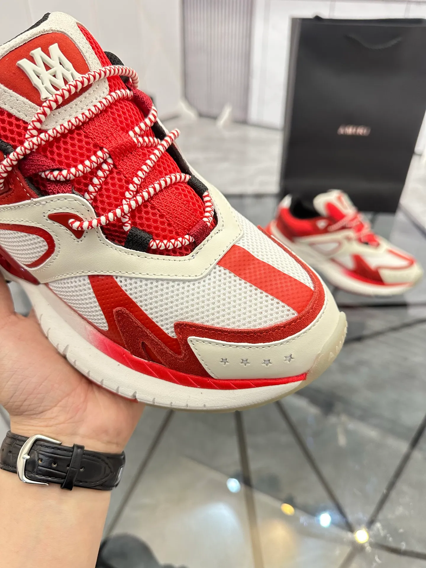 Men's shoes: 💰P720¥ Guangzhou top quality Product trademark: AMIRI* "Amir*" low-top casual shoes Regular size: 39-44 (can be customized to 45) Product materials: upper imported first-layer cowhide stitching original material, breathable lining, original outsole. Number: 525